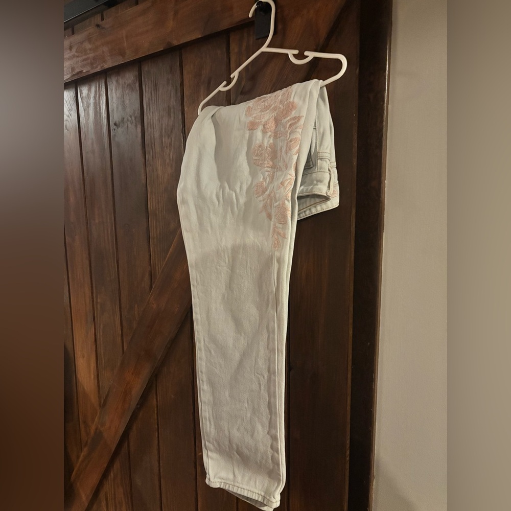 Kendall & Kylie light washed Jeans with Pink Embroidery